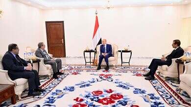 رئيس مجلس القيادة يشيد بدور السلطة القضائية في دعم برنامج الاصلاحات الشاملة