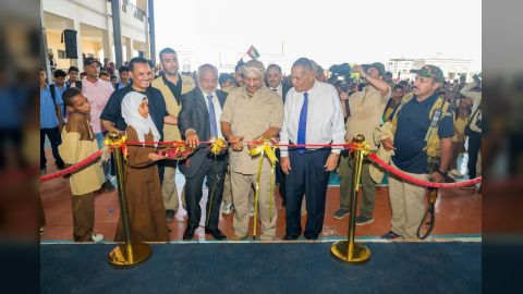 عضو مجلس القيادة طارق صالح يدشن مشروع الحقيبة المدرسية لـ26 ألف طالباً وطالبة