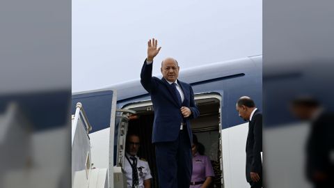 رئيس مجلس القيادة يغادر عدن للمشاركة في قمة الدوحة