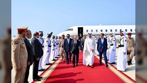 رئيس مجلس القيادة يصل الدوحة للمشاركة في القمة العربية الاسلامية الطارئة