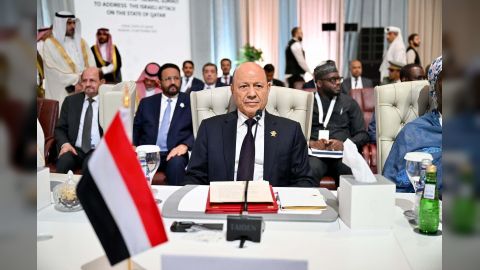 رئيس مجلس القيادة يدعو الى تدابير عربية واسلامية جماعية لكبح سياسات التوسع في المنطقة