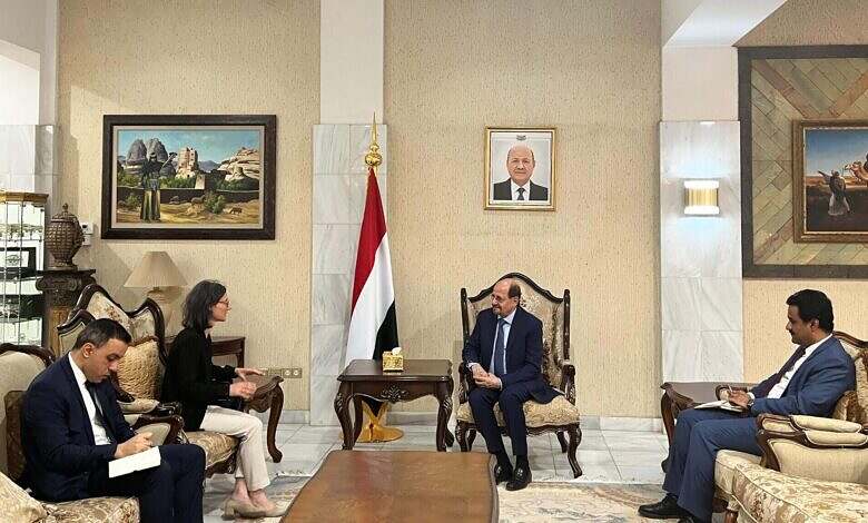 وزير الخارجية يلتقي السفيرة الفرنسية لدى اليمن
