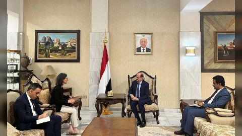 وزير الخارجية يلتقي السفيرة الفرنسية لدى اليمن