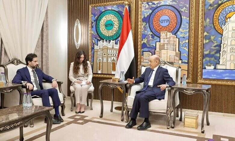 رئيس مجلس القيادة يستقبل القائم بأعمال سفارة الولايات المتحدة