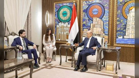 رئيس مجلس القيادة يستقبل القائم بأعمال سفارة الولايات المتحدة