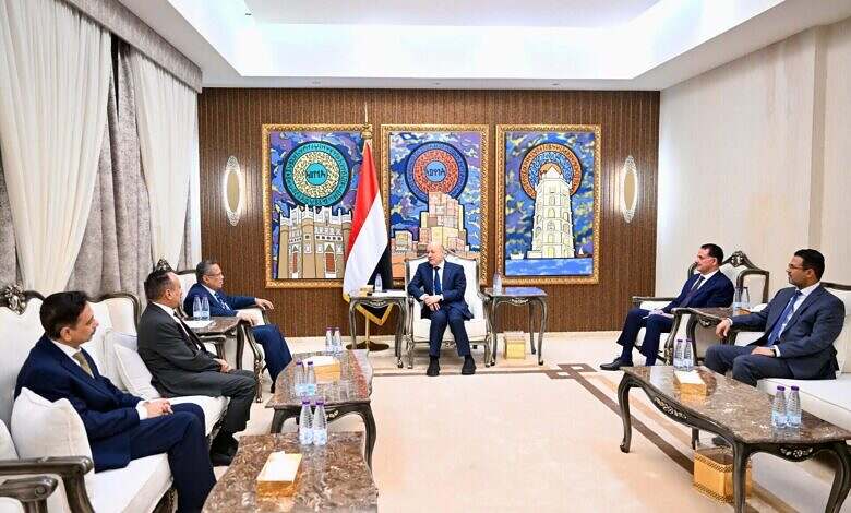 رئيس مجلس القيادة يؤكد وحدة الصف الوطني لإسقاط الانقلاب وانهاء المعاناة الانسانية