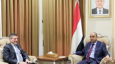 رئيس الوزراء يستعرض مع السفير الأمريكي العلاقات الثنائية وجهود دعم الحكومة للقيام بواجباتها