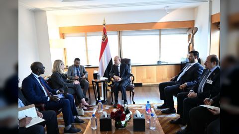 رئيس مجلس القيادة يطلع على تحديثات بشأن التدخلات الانمائية للبنك الدولي في اليمن