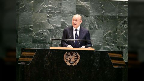 رئيس مجلس القيادة يدعو الى تحالف دولي لمكافحة ارهاب مليشيات إيران في اليمن والمنطقة