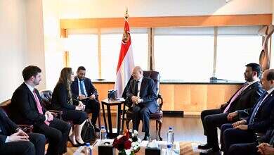 رئيس مجلس القيادة يؤكد اهمية استئناف الولايات المتحدة لمساعداتها الانسانية وتمديد حمايتها القانونية لليمنيين