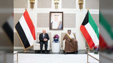 رئيس مجلس القيادة يبحث وولي عهد الكويت العلاقات الثنائية ومستجدات اليمن والمنطقة