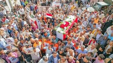 اليمن.. تشييع مهيب لجثمان مديرة نظافة تعز "افتهان المشهري"