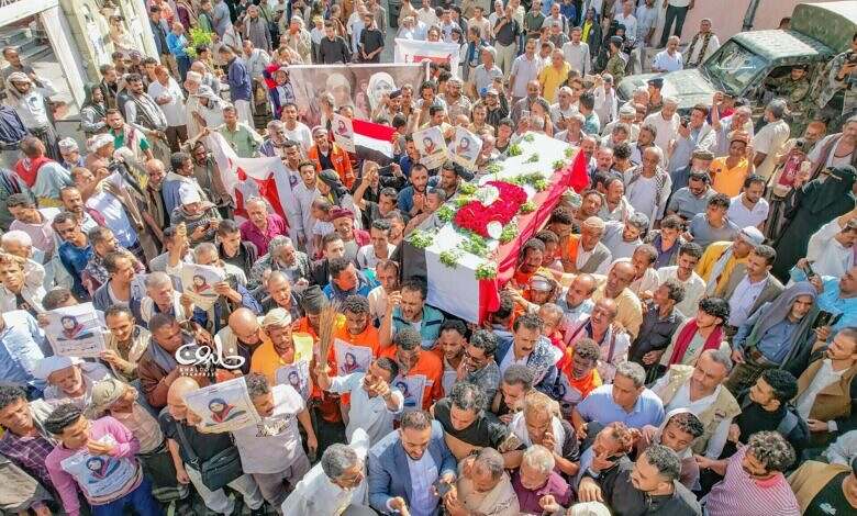 اليمن.. تشييع مهيب لجثمان مديرة نظافة تعز "افتهان المشهري"