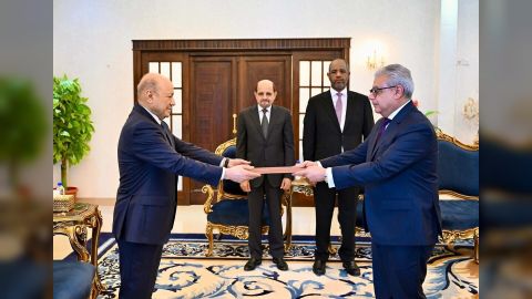 رئيس مجلس القيادة يتسلم أوراق اعتماد عدد من سفراء الدول الشقيقة والصديقة