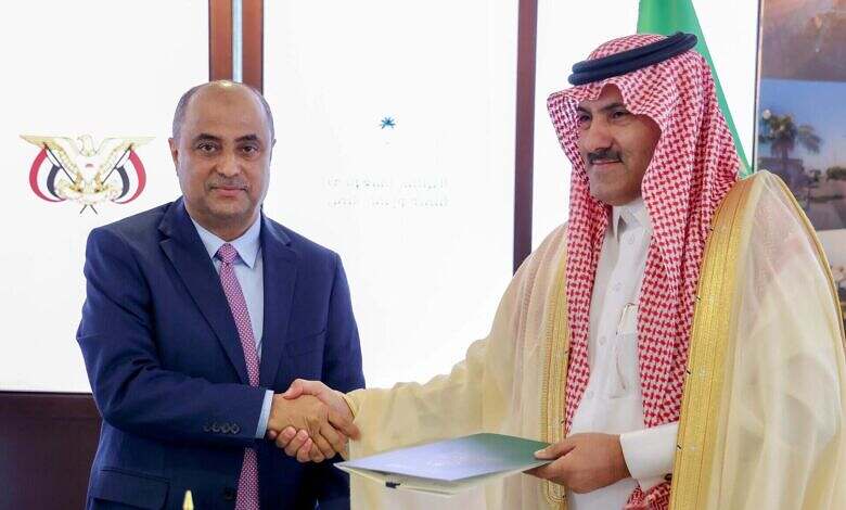 رئيس الوزراء يشهد حفل توقيع اتفاقيتين تنمويتين ومذكرة تفاهم مع البرنامج السعودي لتنمية واعمار اليمن