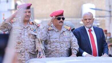 وزير الدفاع يطلع على الجاهزية القتالية والفنية في محور تعز