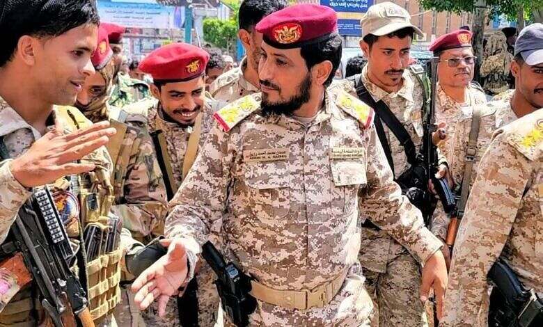إصابة قائد اللواء الخامس حرس رئاسي واستشهاد اثنين من مرافقيه غرب تعز