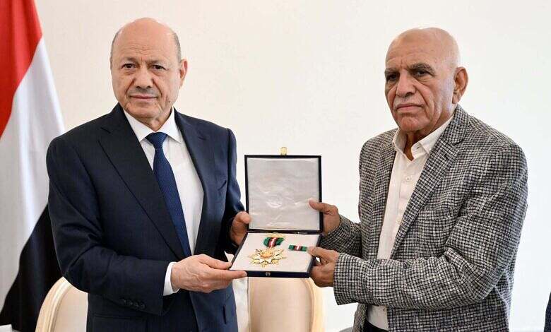 رئيس مجلس القيادة يمنح الشهيدة افتهان المشهري وسام الواجب تقديراً لتضحياتها في الخدمة العامة
