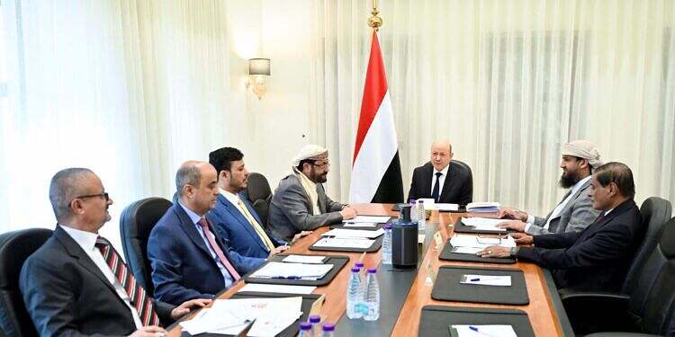 مجلس القيادة يواصل مناقشة الاوضاع الاقتصادية والأمنية ويجدد دعمه الكامل لمصفوفة الاصلاحات الشاملة