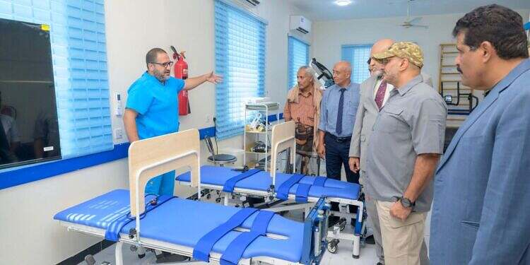 عضو مجلس القيادة طارق صالح يتفقد مركز 2 ديسمبر للعلاج الطبيعي والتأهيل