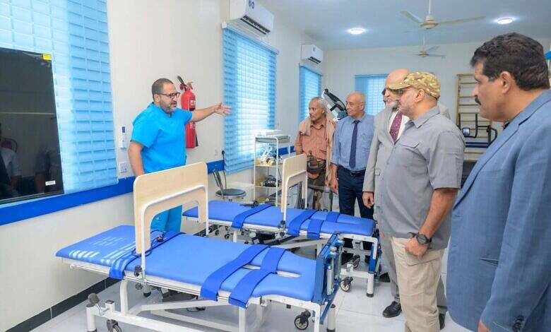 عضو مجلس القيادة طارق صالح يتفقد مركز 2 ديسمبر للعلاج الطبيعي والتأهيل