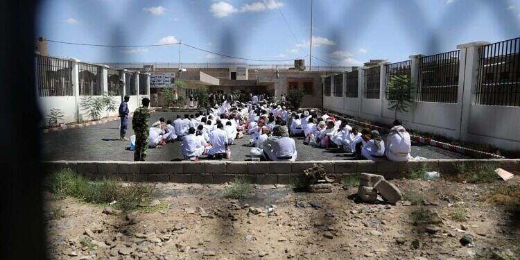 إب.. عناصر حوثية تختطف مواطنًا بعد رفضه إطفاء كاميرا مراقبته