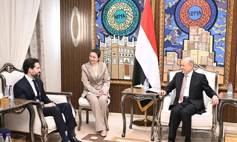 رئيس مجلس القيادة يستقبل القائم بأعمال سفارة الولايات المتحدة