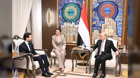 رئيس مجلس القيادة يستقبل القائم بأعمال سفارة الولايات المتحدة