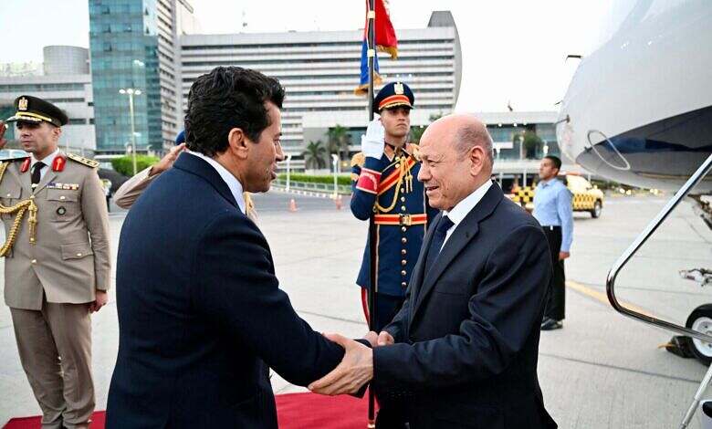 رئيس مجلس القيادة يصل القاهرة بدعوة من الرئيس السيسي للمشاركة في افتتاح المتحف المصري الكبير