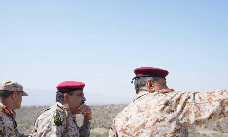 وزير الدفاع يطلع على جاهزية جبهات محور الضالع