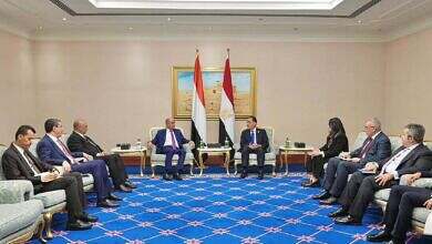 رئيس الوزراء يستعرض مع نظيره المصري العلاقات الأخوية وآفاق تنمية التعاون الثنائي في مختلف المجالات