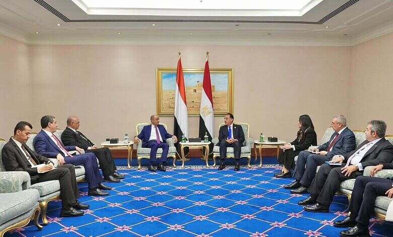 رئيس الوزراء يستعرض مع نظيره المصري العلاقات الأخوية وآفاق تنمية التعاون الثنائي في مختلف المجالات