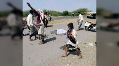 الحديدة - طقم حوثي يدهس ثلاثة مدنيين في المنصورية ويتركهم للموت