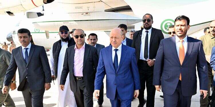 رئيس مجلس القيادة يعود الى العاصمة المؤقتة عدن