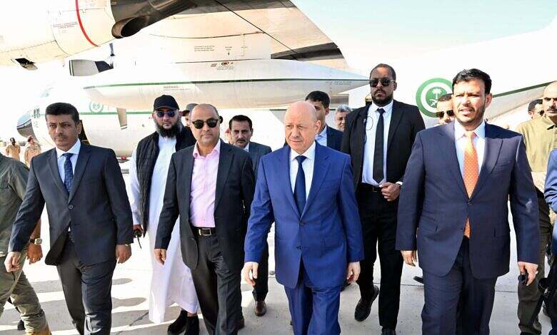 رئيس مجلس القيادة يعود الى العاصمة المؤقتة عدن