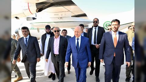 رئيس مجلس القيادة يعود الى العاصمة المؤقتة عدن