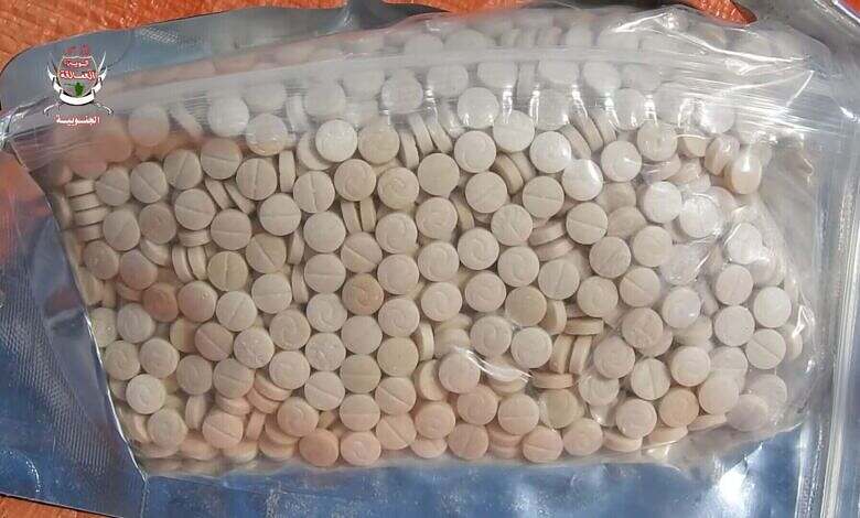 الحملة الامنية تضبط قارب تهريب قبالة سواحل خور عميرة يحمل 600 الف قرص كبتاجون