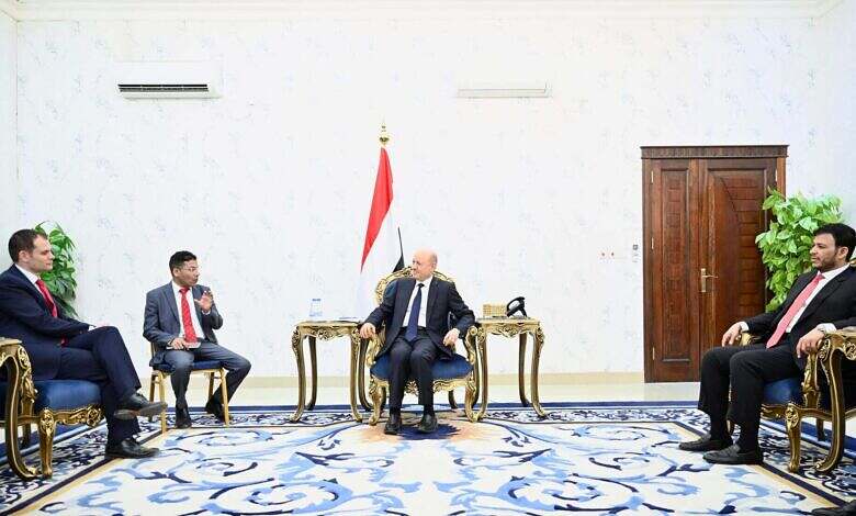 رئيس مجلس القيادة يستقبل وزير الدولة البريطاني لشؤون الشرق الأوسط وشمال افريقيا