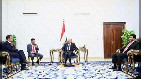 رئيس مجلس القيادة يستقبل وزير الدولة البريطاني لشؤون الشرق الأوسط وشمال افريقيا