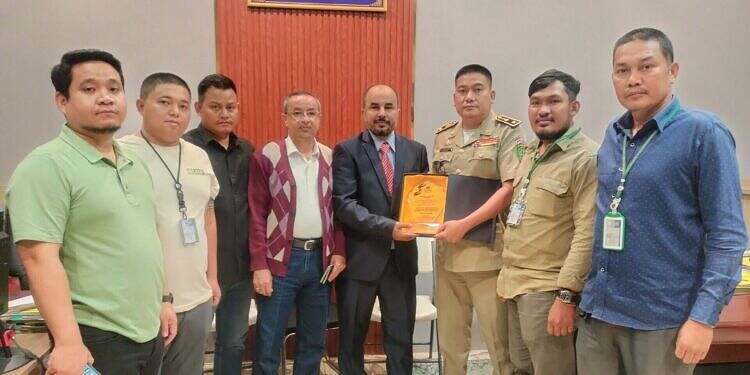 السفارة اليمنية في ماليزيا تعلن تحرير مواطنين من عصابة احتيال في كمبوديا