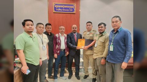 السفارة اليمنية في ماليزيا تعلن تحرير مواطنين من عصابة احتيال في كمبوديا