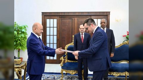 رئيس مجلس القيادة يتسلم اوراق اعتماد سفير روسيا الاتحادية