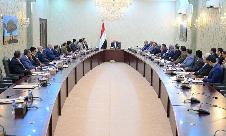 رئيس مجلس القيادة يرأس اجتماعا للحكومة