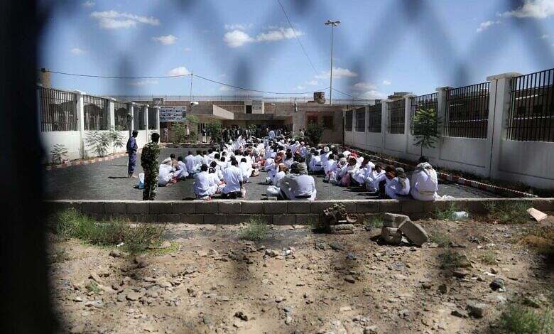 هيومن رايتس: الحوثيون نفذوا حملات اعتقال واسعة بحق معارضيهم بينهم 200 من حزب الإصلاح