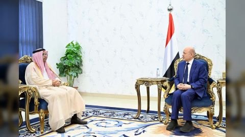 رئيس مجلس القيادة يستقبل سفير مجلس التعاون لدول الخليج العربية