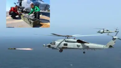 مدمرة أميركية تنشر مروحيات مسلحة بصواريخ هيلفاير فوق خليج عدن