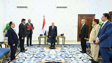 رئيس مجلس القيادة يقلد رئيسي جهازي الامن السياسي والقومي السابقين وسامي الشجاعة