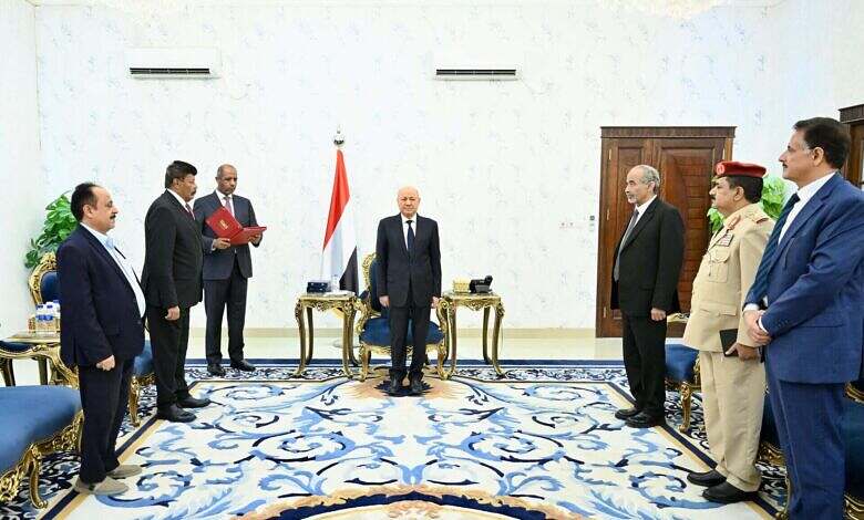 رئيس مجلس القيادة يقلد رئيسي جهازي الامن السياسي والقومي السابقين وسامي الشجاعة