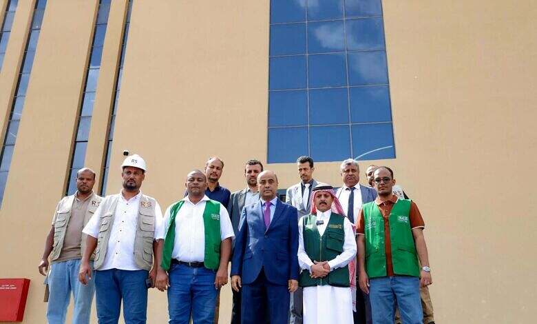 رئيس الوزراء يطلع على الترتيبات النهائية لافتتاح مشروع مبنى رئاسة الوزراء بعدن