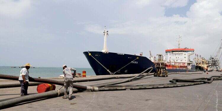 الحوثيون يُعلنون عودة الشحن البحري إلى ميناء الحديدة (وثيقة)